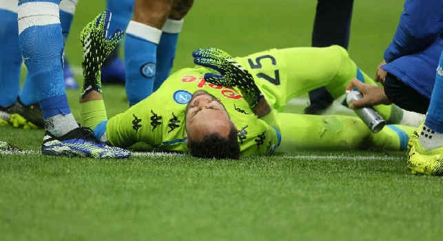 Duro colpo di Leao su Ospina dopo 4': intervento dei medici del Napoli, il portiere si rialza