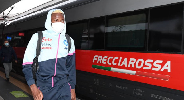 Napoli in partenza, azzurri sorridenti sul treno che li porterà a Roma [FOTO]