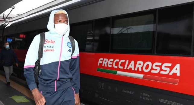 Napoli in partenza, azzurri sorridenti sul treno che li porterà a Roma [FOTO]