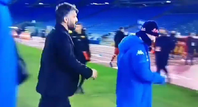Gattuso <i>prende a calci</i> Politano uscendo dal terreno di gioco dell'Olimpico di Roma [VIDEO]