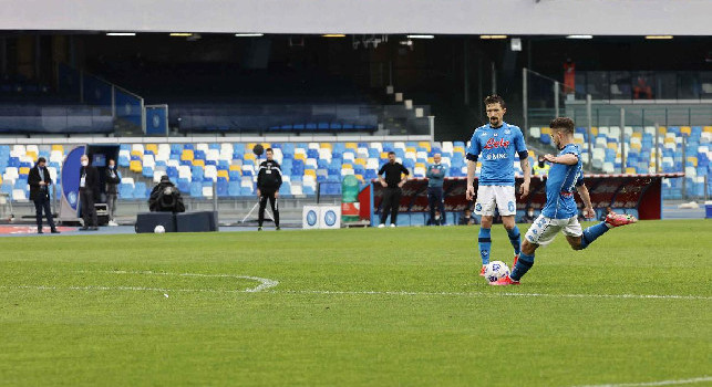 CdM - Punizione d'autore per Mertens, Cordaz resta a guardare la palla! Insigne raggiunge Cavani ed esulta con una danza particolare