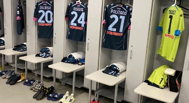 Lo spogliatoio dell'Allianz Stadium pronto ad accogliere gli azzurri: Napoli in maglia blu [FOTO]