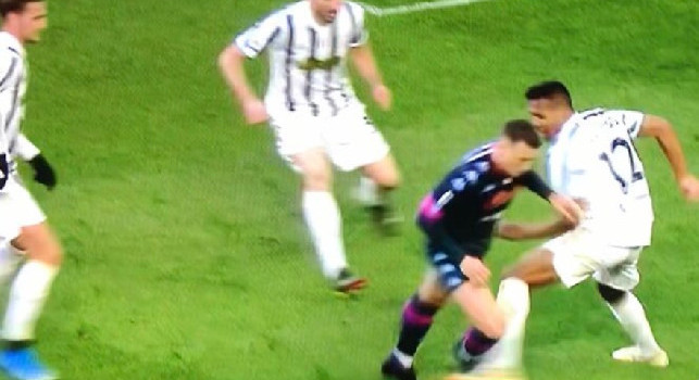 Juventus-Napoli, rigore nettissimo non dato al Napoli per fallo di Alex Sandro su Zielinski