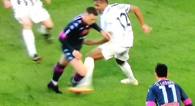 Moviola Juve-Napoli, Gazzetta: Mariani si perde due rigori, Alex Sandro sgambetta Zielinski! Fa segno che non c'&egrave; nulla, il Var ha pochi margini