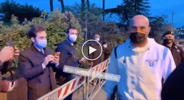 Vieni che si fanno fredde! Siparietto Pepe Reina appena arrivato a Napoli! [VIDEO]