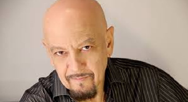 Il cantante Enrico Ruggeri è diventato calciatore a 63 anni: giocherà con Maicon