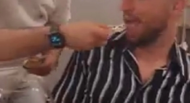 Serata di svago per Mertens e Kat: il belga ha assaggiato una speciale pizza [VIDEO]