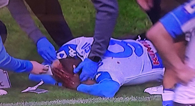 Osimhen esce sanguinate, colpo alla testa: scontro con Ceppitelli