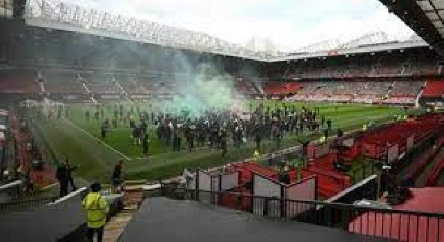 UFFICIALE - Rinviata Manchester United-Liverpool dopo l'invasione di campo dei tifosi di casa