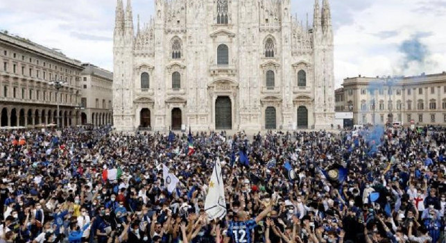 Milano, assembramenti eccessivi e tifosi senza mascherine: polemiche per la festa dell'Inter [FOTO]