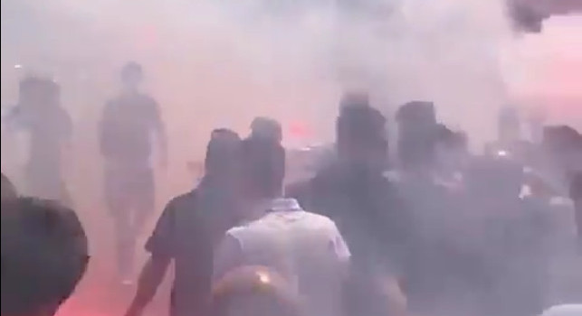 La Spezia, atmosfera infuocata: i tifosi di casa caricano la squadra prima della sfida al Napoli con cori e fumogeni [VIDEO]