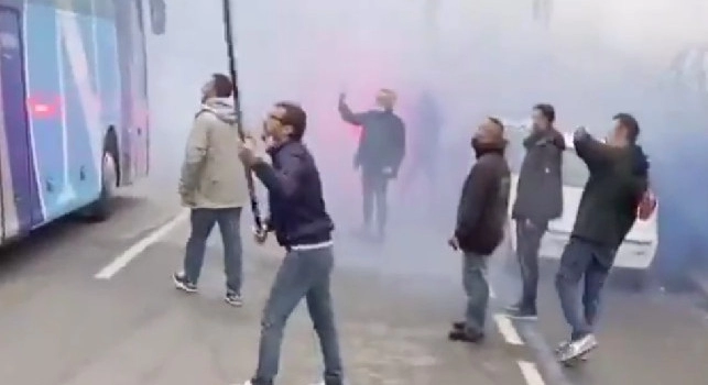 Il Napoli verso il 'Maradona', i tifosi incitano la squadra al coro di 'Un giorno all'improvviso...' [VIDEO]