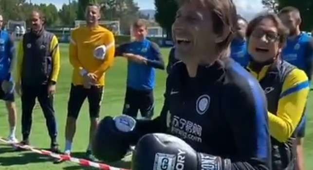Dopo la lite di ieri torna il sereno in casa Inter: Conte e Lautaro simulano un incontro di boxe in allenamento [VIDEO]