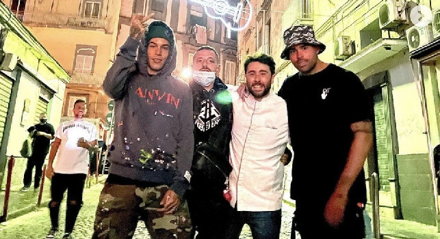 Serata di relax per Petagna ieri: il bomber insieme a Sfera Ebbasta in una nota pizzeria napoletana [FOTO]