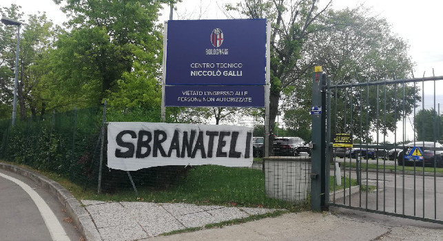I tifosi del Bologna caricano la squadra contro la Juve, lo striscione: Sbaranateli! [FOTO]