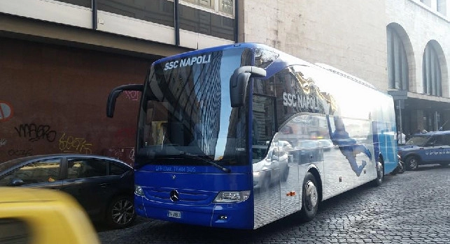 2-300 tifosi attendono il pullman del Napoli al <i>Maradona</i>, ma gli azzurri entrano dall'ingresso di via Marconi e beffano tutti [VIDEO]