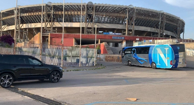 CN24 - Arrivo pullman Napoli al Maradona, la scelta dell'ingresso è imposta dalle forze dell'ordine: alla SSC Napoli sarebbe piaciuto ricevere la carica dei tifosi