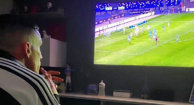 Napoli-Verona, la sofferenza di Callejon mentre segue il match in Tv [FOTO]