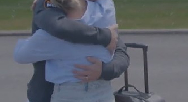 Splendido abbraccio tra Mertens e sua moglie Kat all'esterno del ritiro del Belgio per l'Europeo [VIDEO]