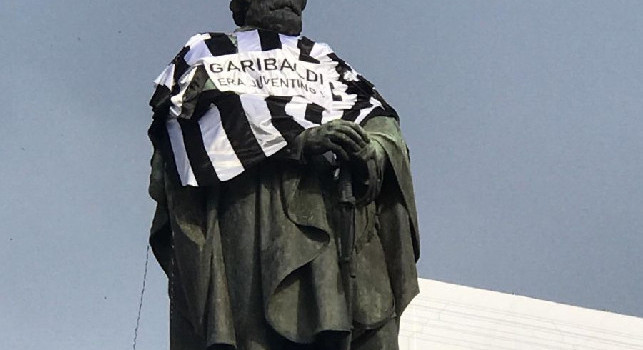 Garibaldi era juventino, spunta la maglia bianconera sulla statua a Napoli! [FOTOGALLERY]