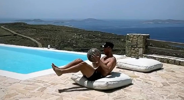 Rrahmani si esercita anche a Mykonos: C'è sempre tempo per allenarsi[FOTO e VIDEO]