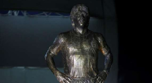 Statua Maradona, Gazzetta attacca il Comune di Napoli: qualcuno era convinto di poter portare 15mila persone allo stadio ignorando il decreto Draghi