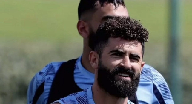 Repubblica - Hysaj canta Bella ciao, pioggia di insulti ultras: di notte confronto con i contestatori
