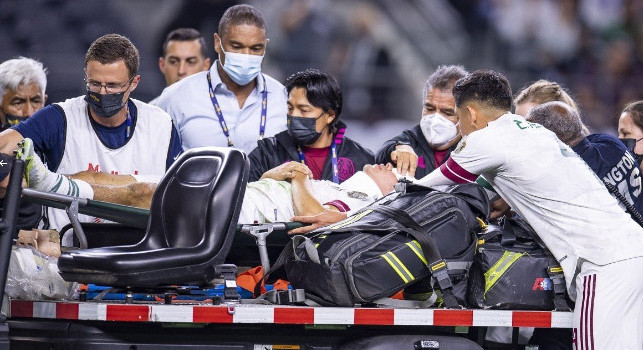 Lozano choc, esce dal campo in barella col collare! Notte in ospedale sotto osservazione dopo l'operazione chirurgica [VIDEO]
