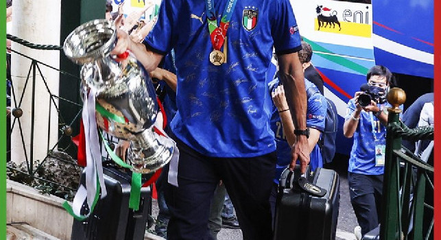 L'Italia atterra a Fiumicino, Mancini e Chiellini scendono con la coppa dell'Europeo tra le mani