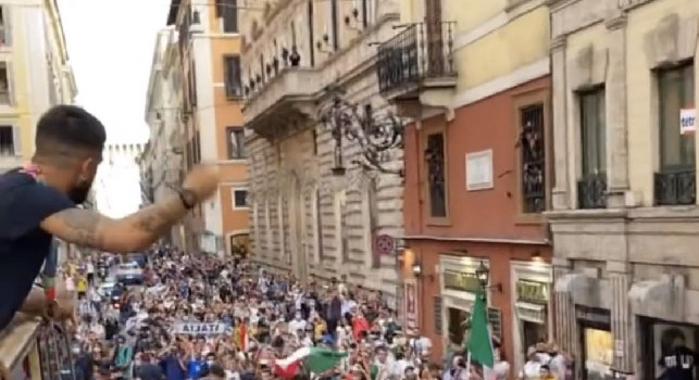 Chi non salta un inglese è! Florenzi e Insigne scatenati fra la folla a Roma nella festa dell'Italia [VIDEO]