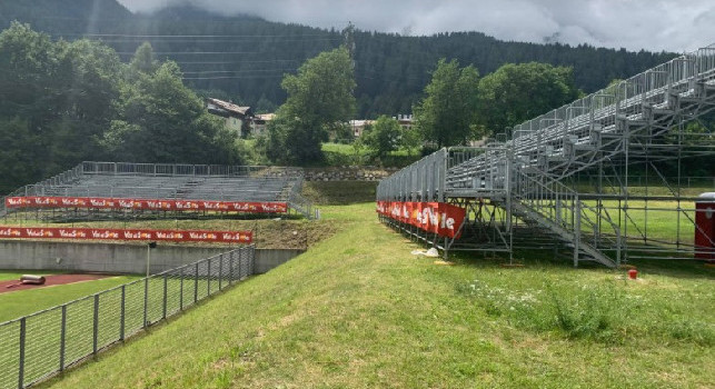 SSC Napoli, novità sul campo di Carciato: nuova tribunetta scoperta per assistere agli allenamenti [FOTO E VIDEO]