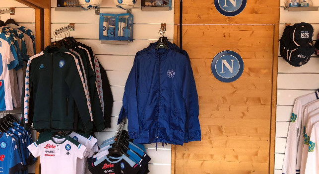 Dimaro 2021, all'esterno del campo di Carciato c'è lo store del Napoli: c'è anche materiale con i vecchi sponsor [FOTO CN24]