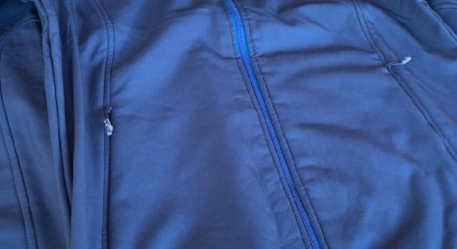 Store SSC Napoli a Dimaro, arrivati nuovi giubbotti blu con il logo del club [FOTO CN24]