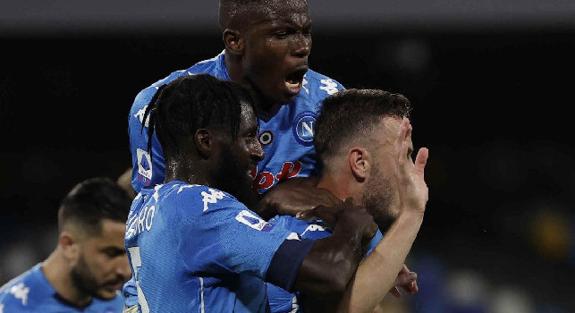 Milan-Napoli, squadre in campo: Bakayoko ride e scherza con i suoi ex compagni in azzurro [VIDEO]