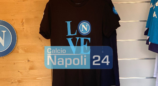 SSC Napoli store Dimaro, tre nuove t-shirt in vendita: ecco stampe e prezzi [FOTOGALLERY CN24]