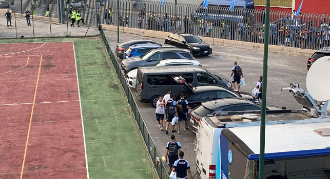Insigne lascia Castel di Sangro con la propria auto: l'azzurro applaudito dai tifosi [VIDEO CN24]