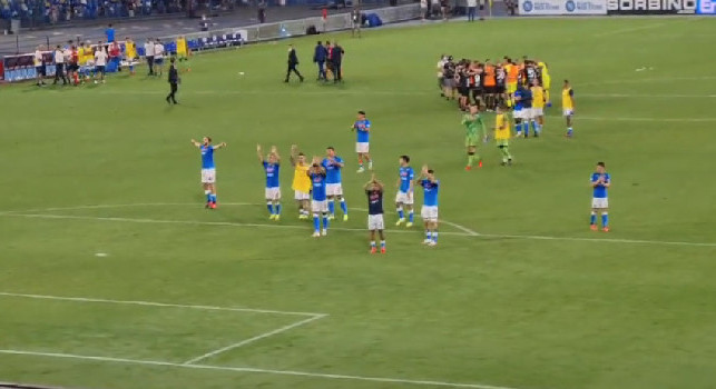Un giorno all'improvviso, m'innamorai di te... al Maradona torna il coro dei tifosi e gli azzurri saltano sotto la curva [VIDEO]