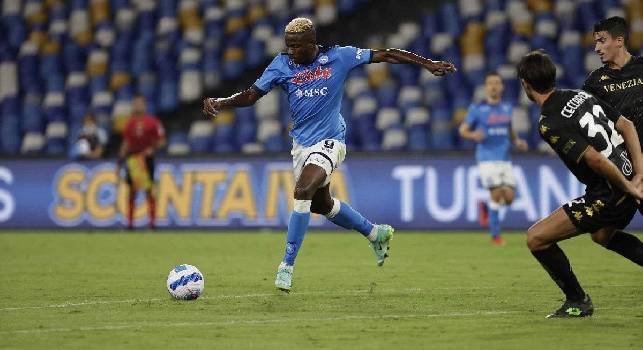 Insidia Premier su Osimhen! Tuttosport: ci sono club che hanno deciso di seguirlo per tutta la stagione! L&rsquo;attacco del Napoli &egrave; uno tra i pi&ugrave; competitivi d&rsquo;Europa