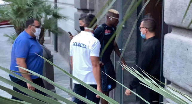 Osimhen raggiunge l'hotel Caracciolo per il ritiro del Napoli: entusiasmo alle stelle, i tifosi gli chiedono il gol alla Juve! [VIDEO]
