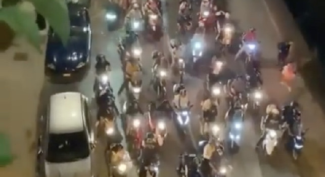 Juve, 'disturbo' dei tifosi azzurri in scooter all'arrivo in hotel! [VIDEO]
