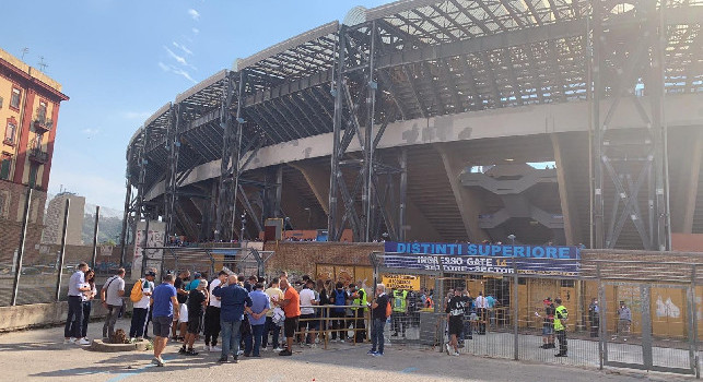 Napoli-Juventus, tornelli aperti dalle 14: ecco la fila per i distinti [FOTO]