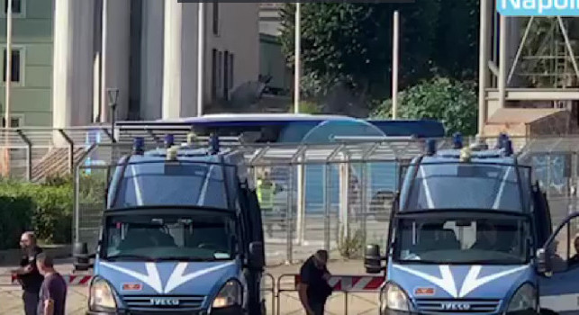 Napoli-Juventus, arriva il pullman degli azzurri allo stadio [VIDEO CN24]