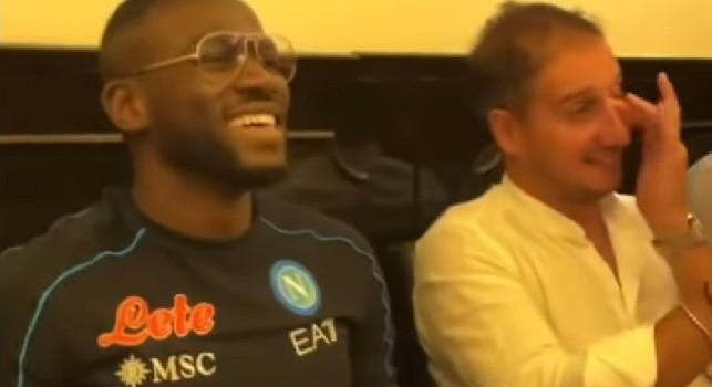 Koulibaly festeggia con amici dopo Napoli-Juve: parte la festa [VIDEO]