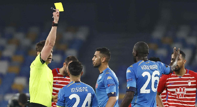 Leicester-Napoli, Koulibaly non è squalificato in Europa League: il regolamento UEFA lo ha <i>liberato</i> dopo il giallo da diffidato col Granada