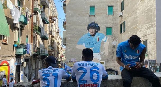Il rapper francese Tiakola sbarca a Napoli per una nuova canzone: videoclip girato in città ed omaggio a Maradona! [VIDEO]