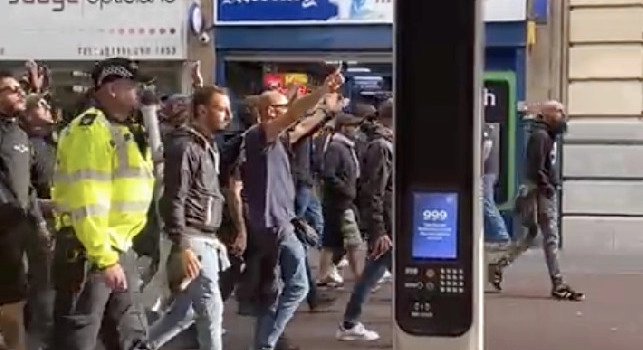 Leicester-Napoli, gli ultras partenopei invadono il centro di Leicester! [VIDEO]