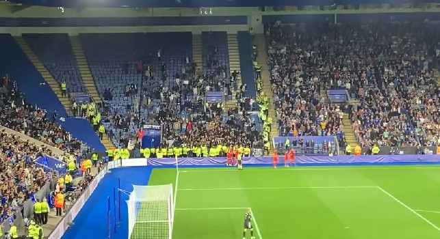 Segna Osimhen, la live reaction dei tifosi del Napoli a Leicester è da brividi: zittiti gli inglesi [VIDEO]