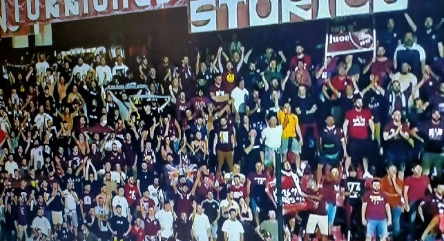 Curva piena a Salerno per la sfida all'Atalanta e senza distanziamento: scoppia la polemica sui social [FOTO]