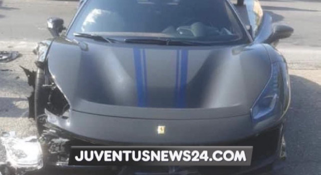 Juve, disavventura per Arthur: incidente in Ferrari in centro a Torino, auto semidistrutta