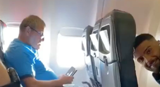 Insigne, scherzo in aereo a Starace: il magazziniere si spaventa [VIDEO]